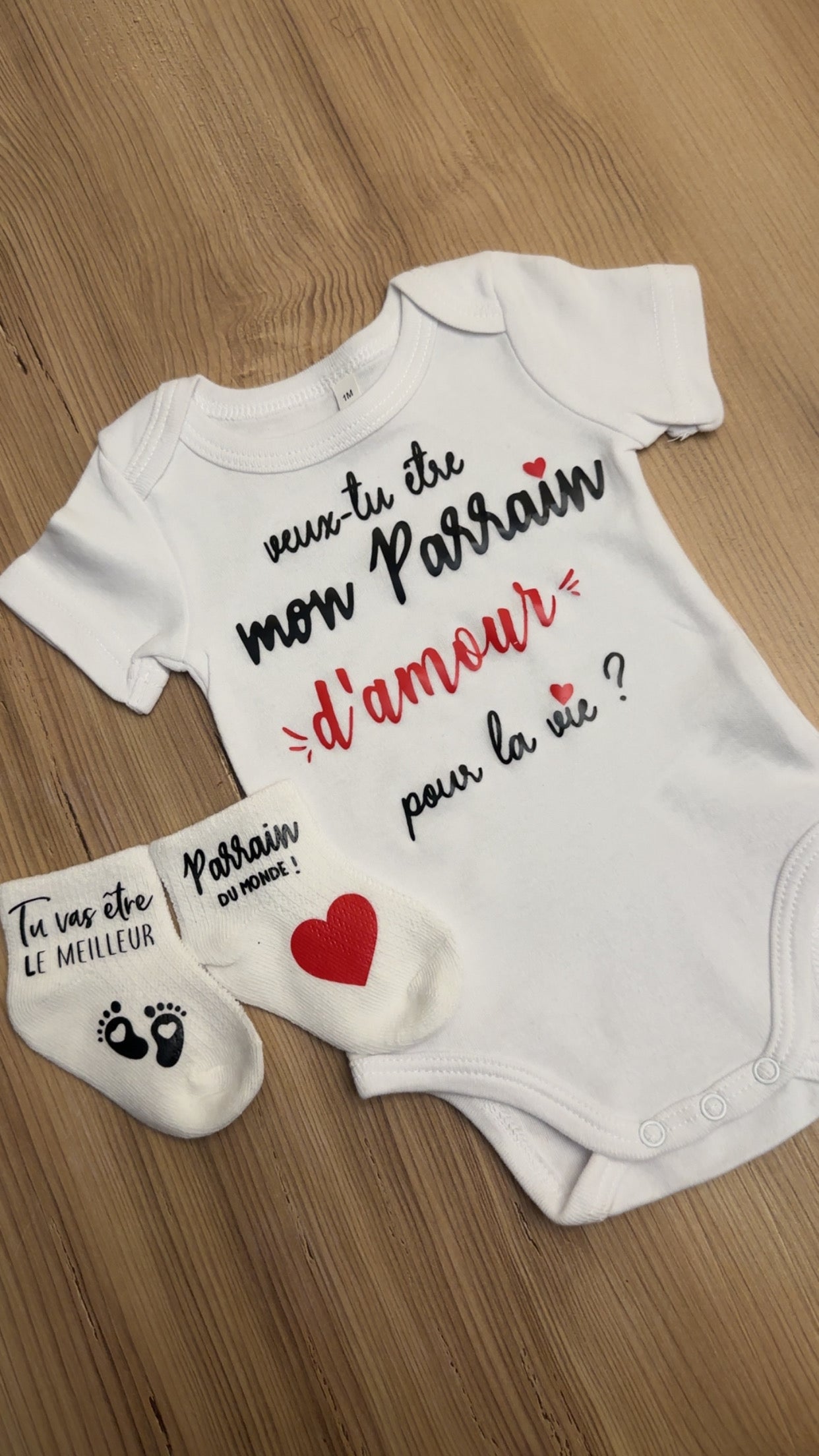 Ensemble bébé “Veux-tu être mon parrain  d’amour pour la vie ?” – Body à message et chaussettes assorties | Cadeau annonce grossesse demande parrain original
