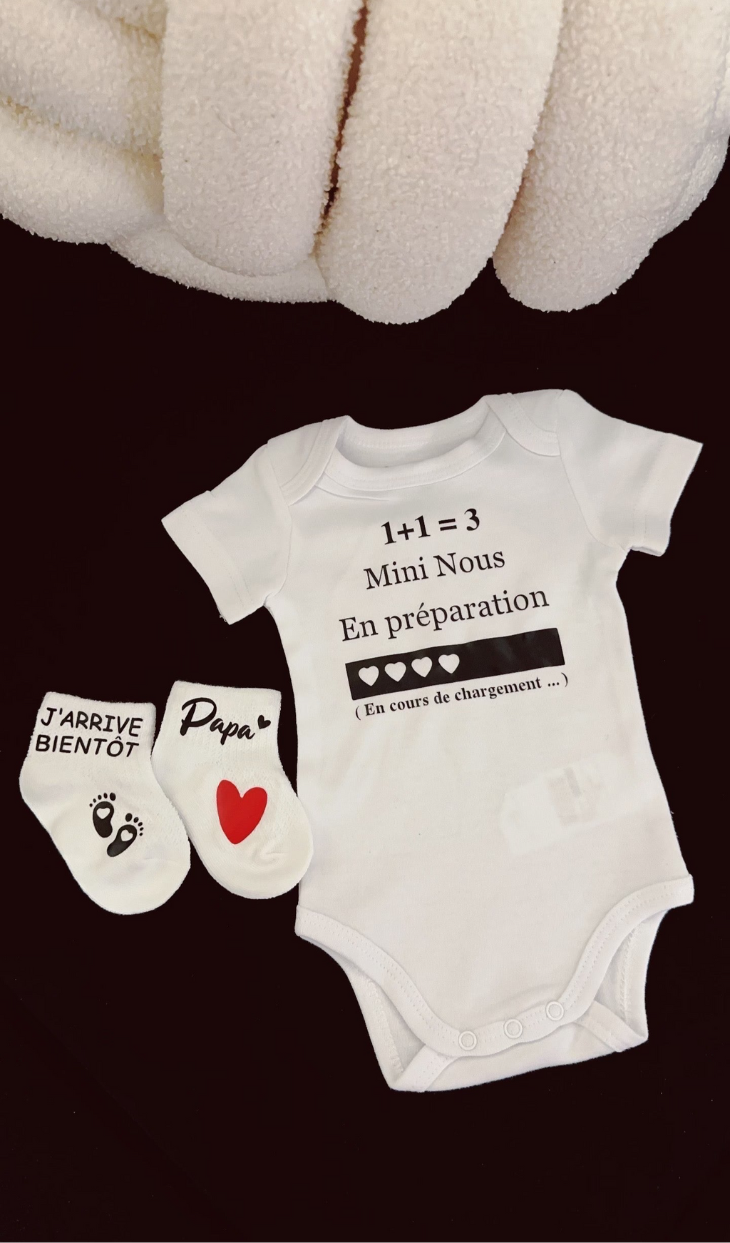 Ensemble bébé “1 + 1 = 3 – Mini nous en préparation” – Body et chaussettes assorties | Cadeau annonce grossesse cadeau original pour futur papa