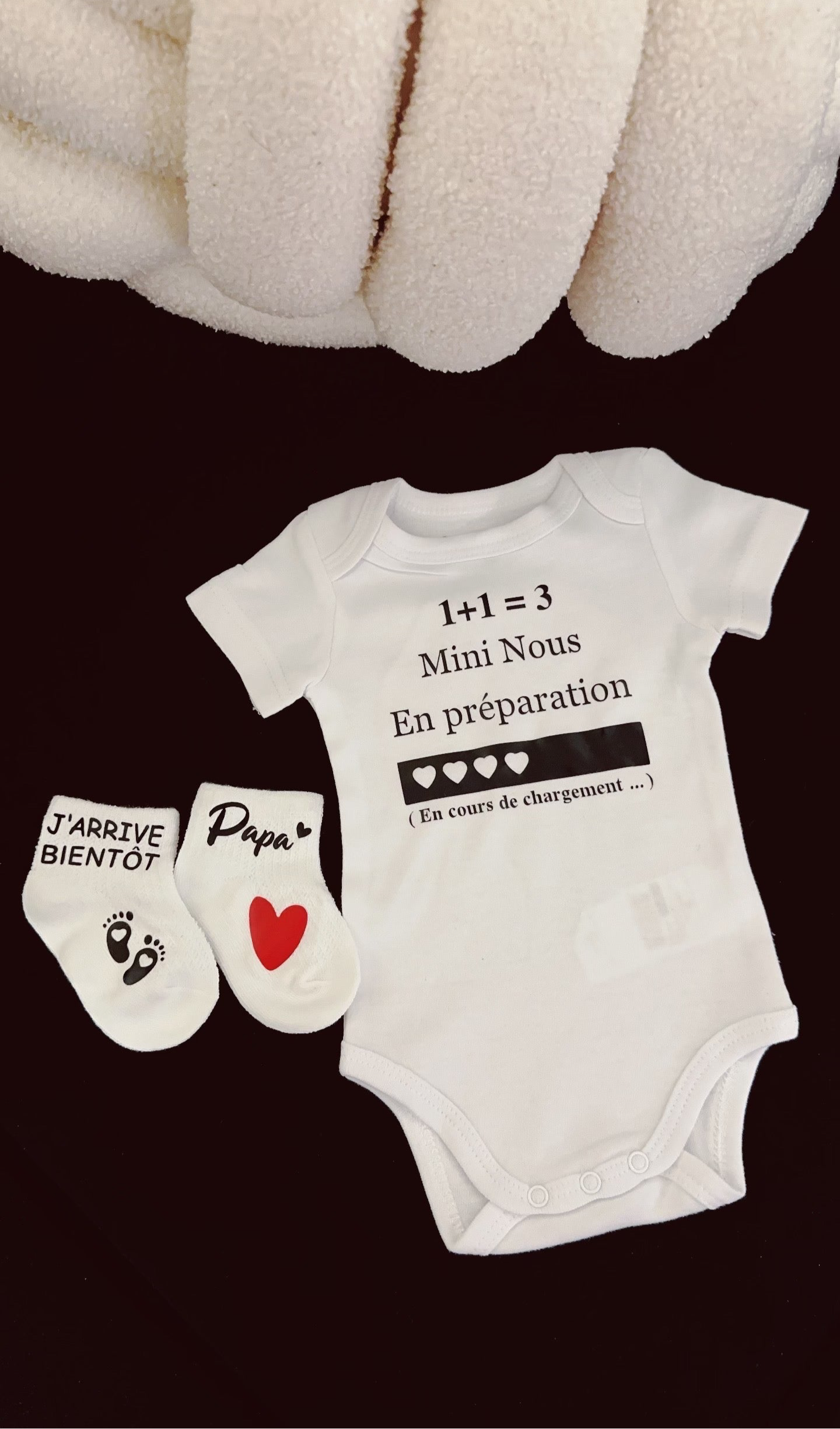 Ensemble bébé “1 + 1 = 3 – Mini nous en préparation” – Body et chaussettes assorties | Cadeau annonce grossesse cadeau original pour futur papa