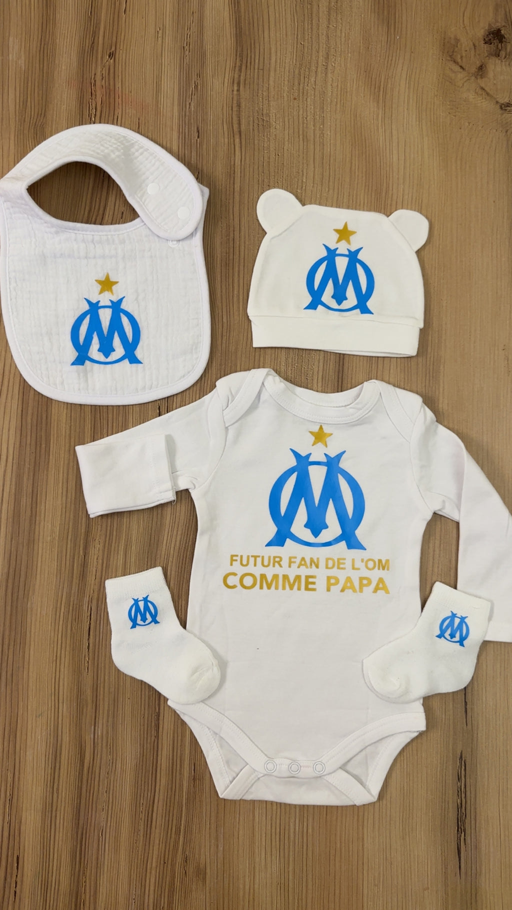 Ensemble bébé fan de football – Pack naissance supporter comme papa – Body bavoir bonnet chaussettes  Cadeau papa