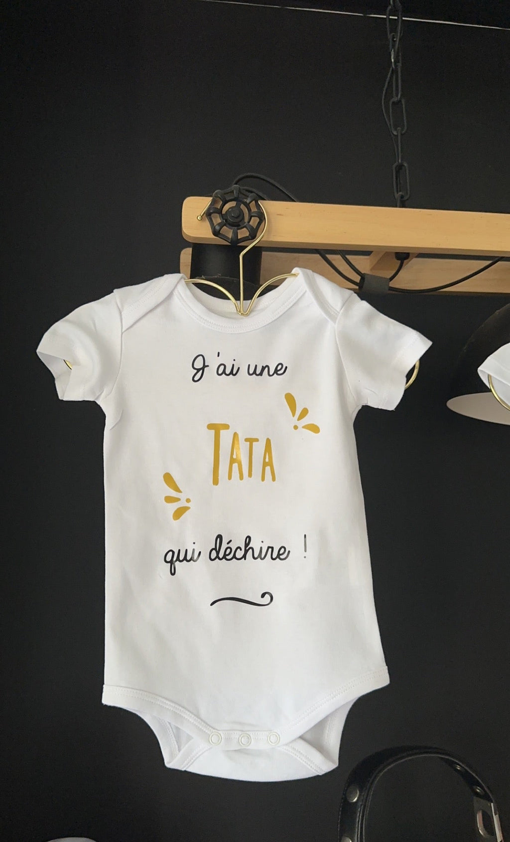 💛Body bébé “J’ai une Tata qui déchire” – Cadeau naissance original – Body humoristique pour bébé – Idée cadeau pour Tata