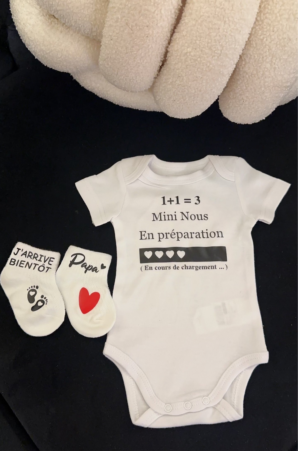 Ensemble bébé “1 + 1 = 3 – Mini nous en préparation” – Body et chaussettes assorties | Cadeau annonce grossesse cadeau original pour futur papa