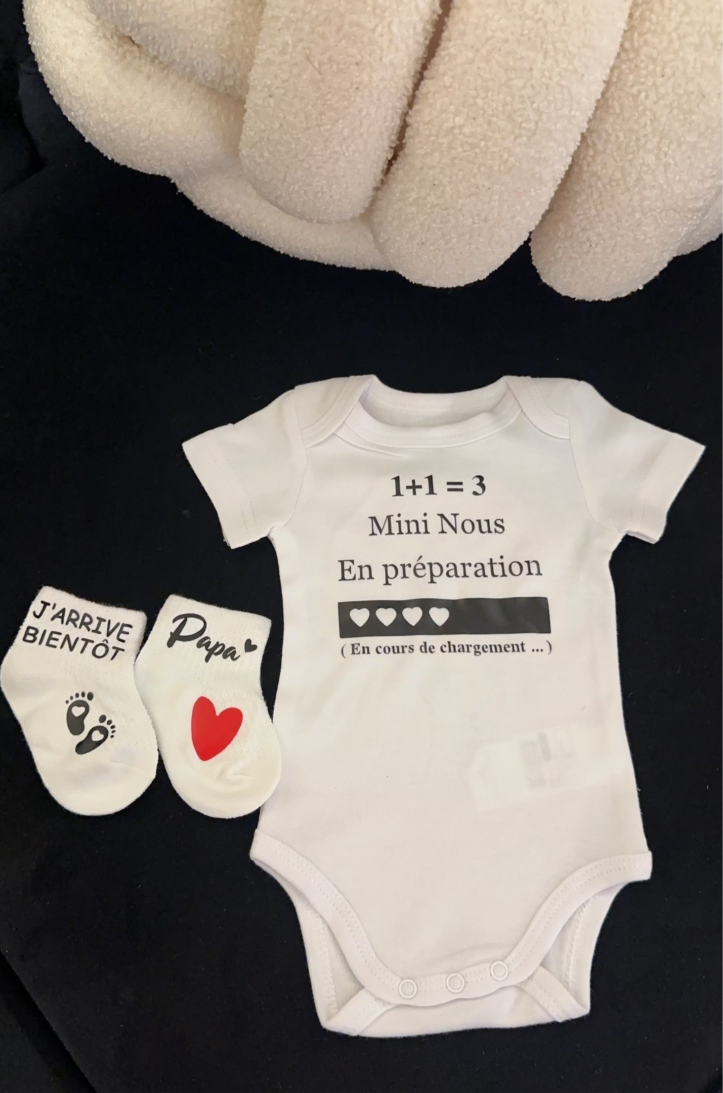 Ensemble bébé “1 + 1 = 3 – Mini nous en préparation” – Body et chaussettes assorties | Cadeau annonce grossesse cadeau original pour futur papa