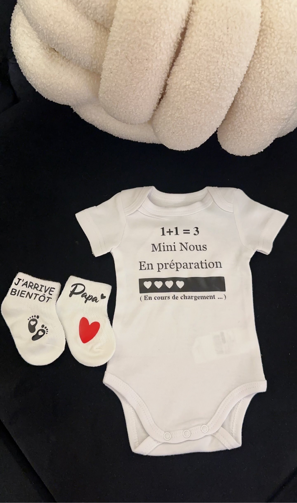 Ensemble bébé “1 + 1 = 3 – Mini nous en préparation” – Body et chaussettes assorties | Cadeau annonce grossesse cadeau original pour futur papa