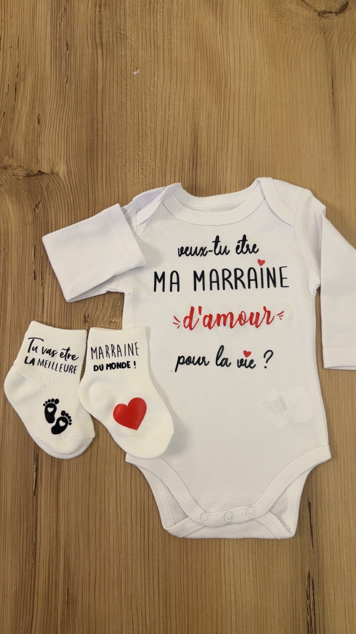 Ensemble bébé “Veux-tu être ma marraine d’amour pour la vie ?” – Body à message et chaussettes assorties | Cadeau annonce grossesse demande marraine original