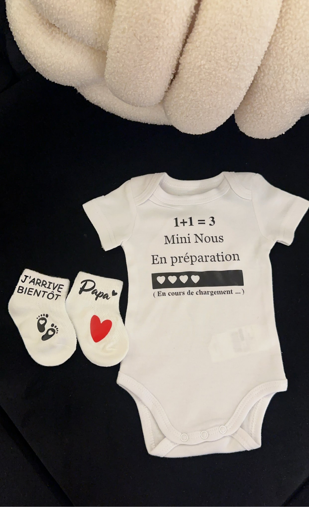 Ensemble bébé “1 + 1 = 3 – Mini nous en préparation” – Body et chaussettes assorties | Cadeau annonce grossesse cadeau original pour futur papa