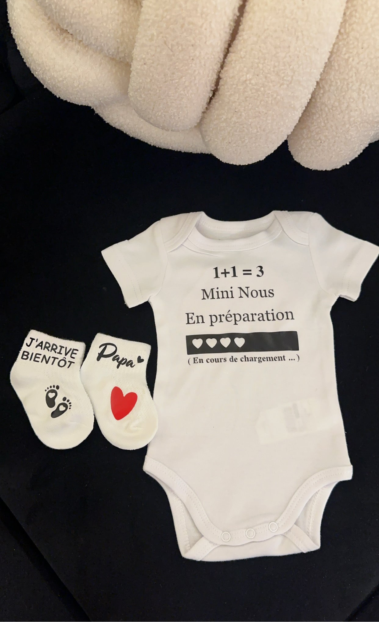 Ensemble bébé “1 + 1 = 3 – Mini nous en préparation” – Body et chaussettes assorties | Cadeau annonce grossesse cadeau original pour futur papa