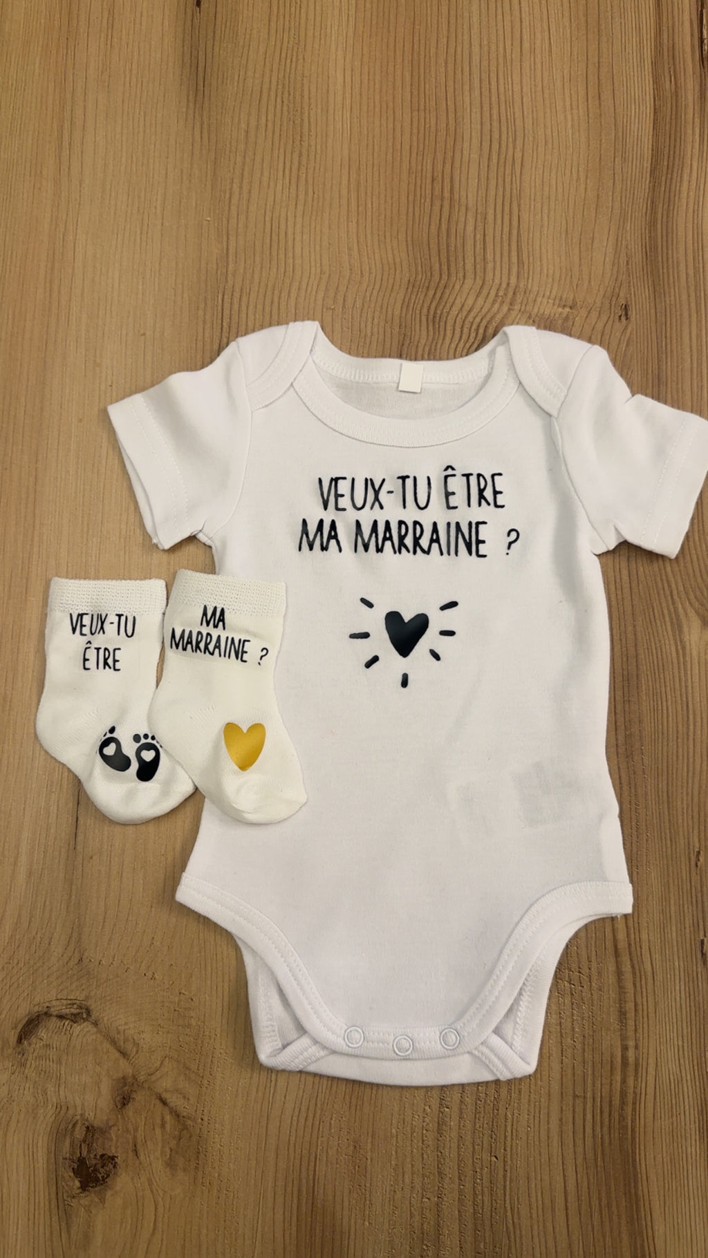 Ensemble bébé bodie et chaussette “Veux-tu être ma marraine ?” – Body à message et chaussettes assorties | Cadeau annonce grossesse demande marraine annonce grooriginal