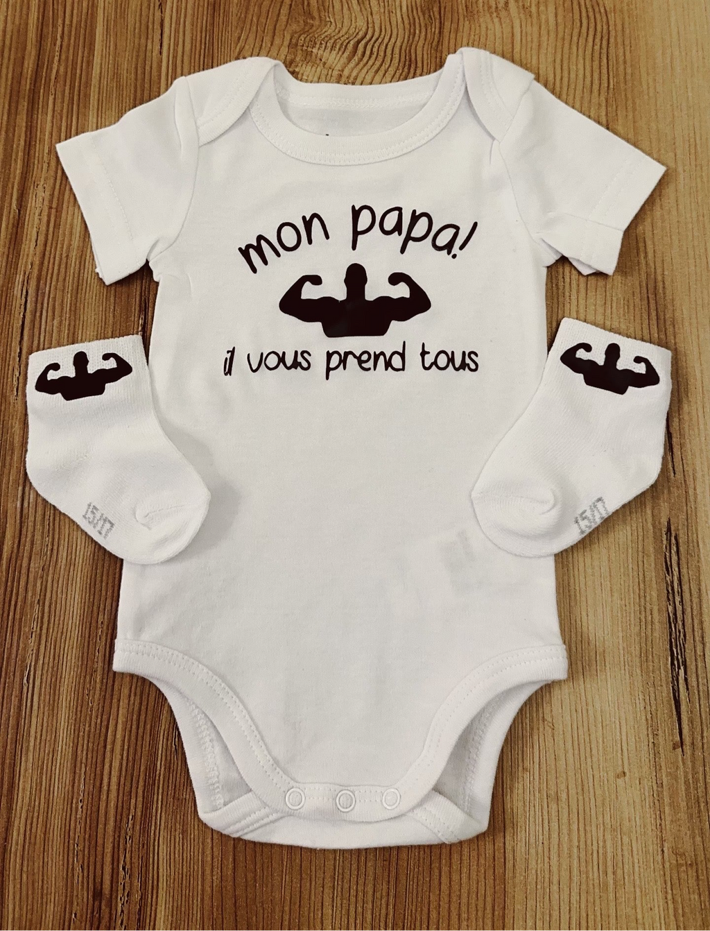Body bébé “Mon papa il vous prend tous” + chaussettes assorties – Cadeau naissance original – Idée cadeau papa bébé