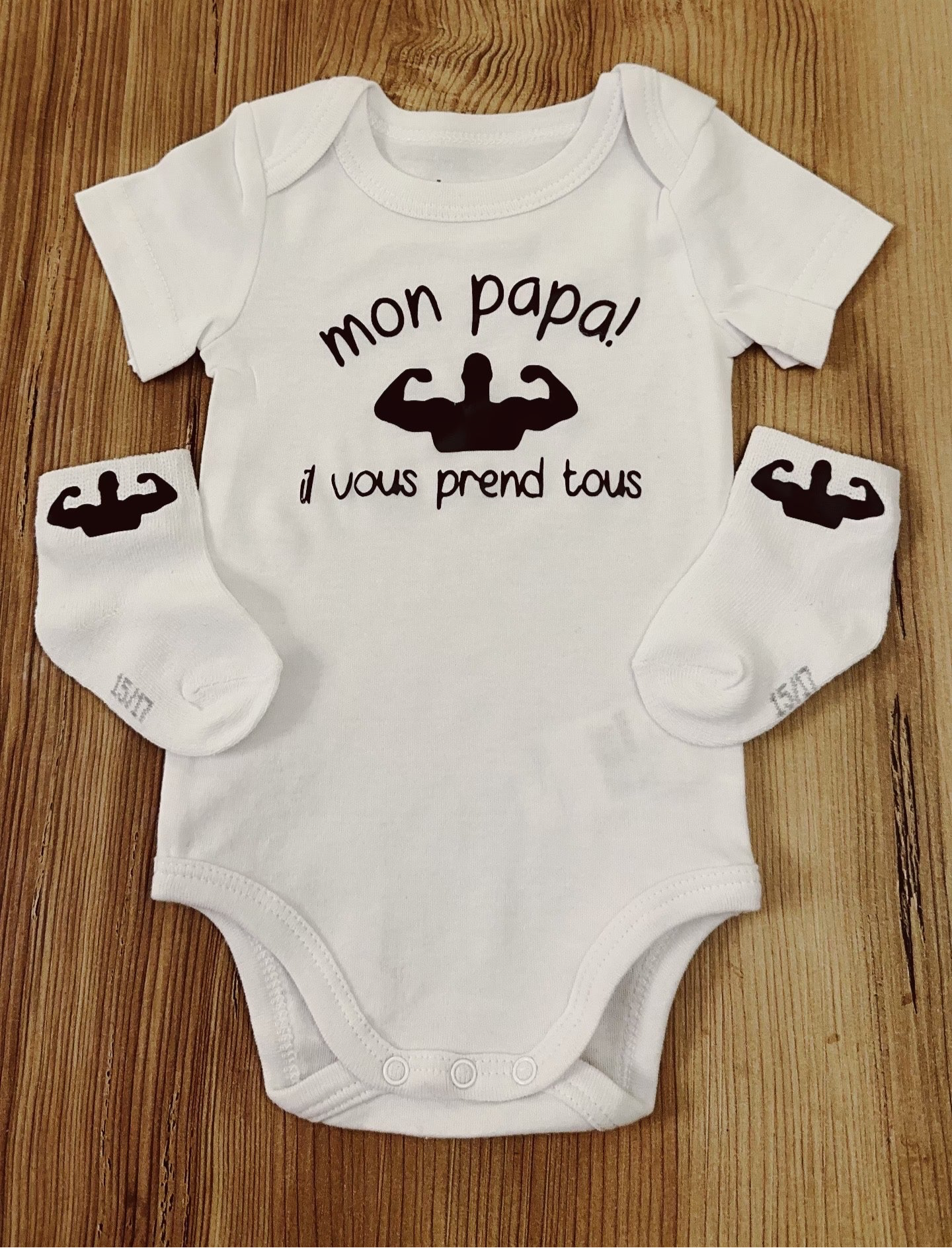 Body bébé “Mon papa il vous prend tous” + chaussettes assorties – Cadeau naissance original – Idée cadeau papa bébé