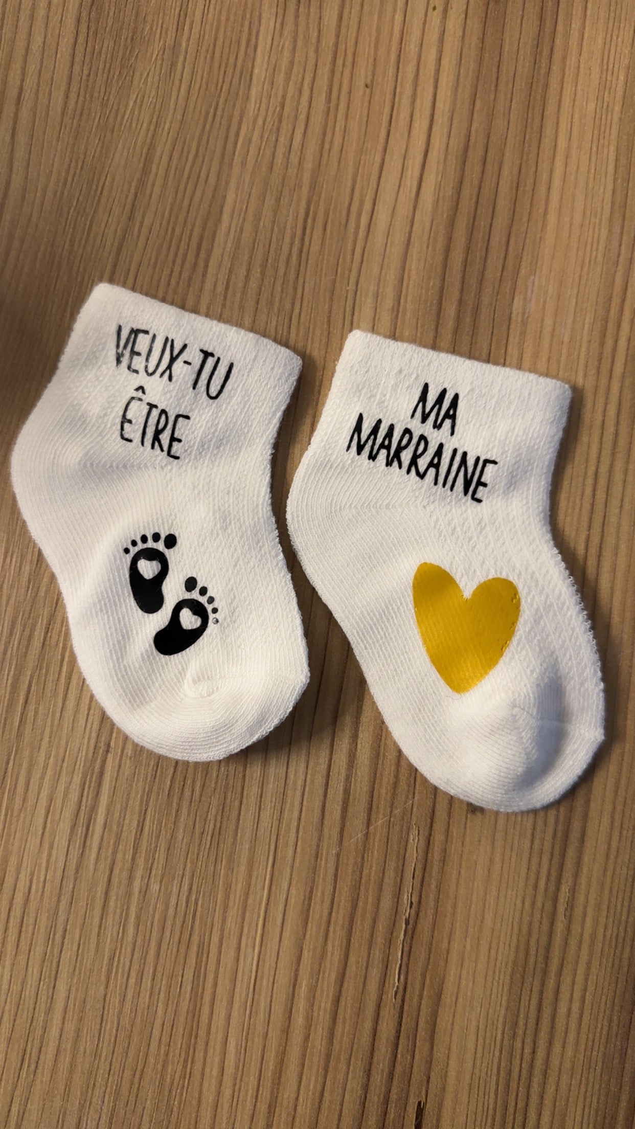 Chaussettes bébé personnalisées “Veux-tu être ma marraine ?” – Cadeau annonce marraine original