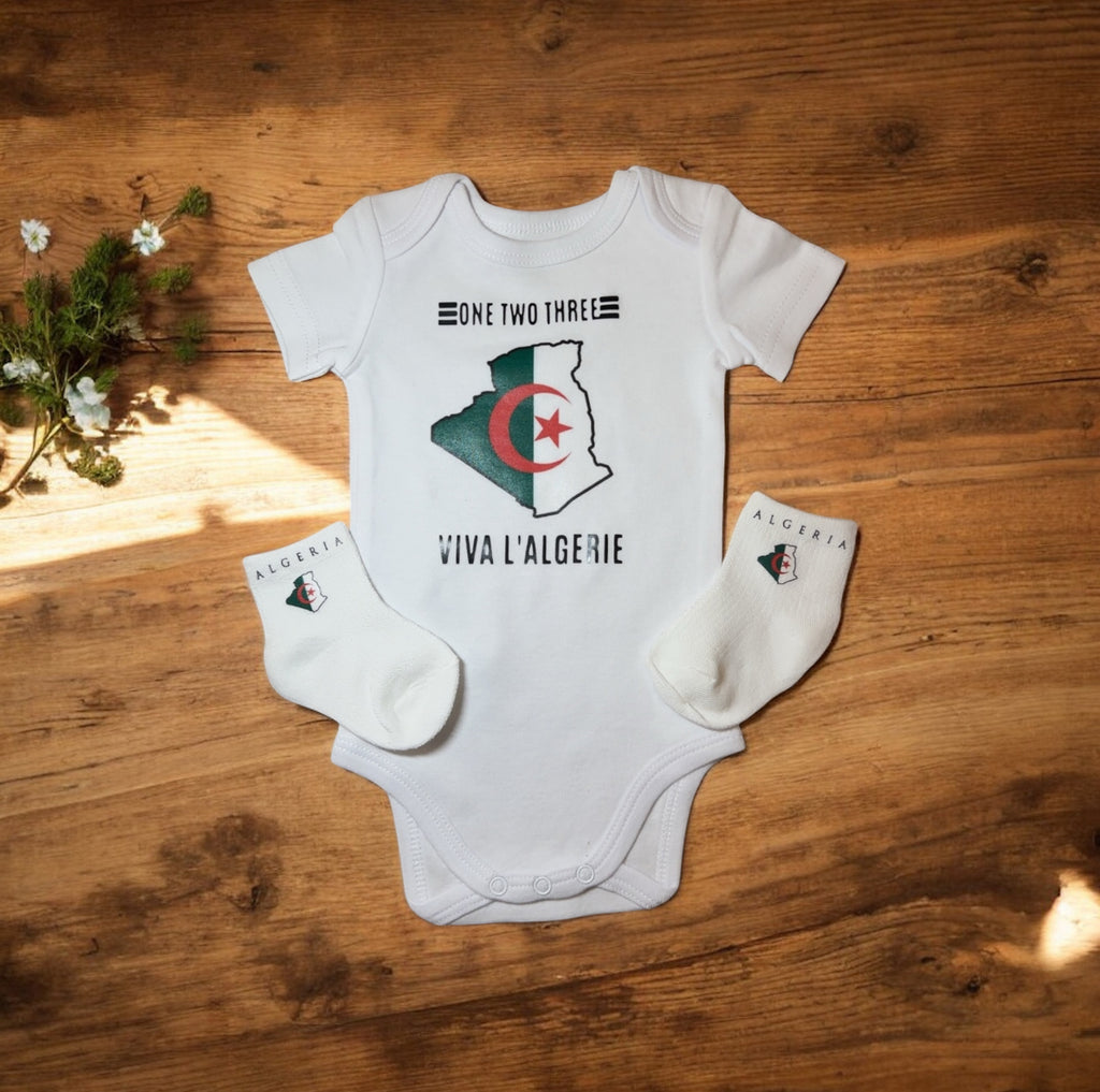Ensemble Bébé Algérie – Body + Chaussettes “Viva l’Algérie” – Cadeau Naissance Algérien, Tenue Bébé Drapeau Algérien, Baby Shower