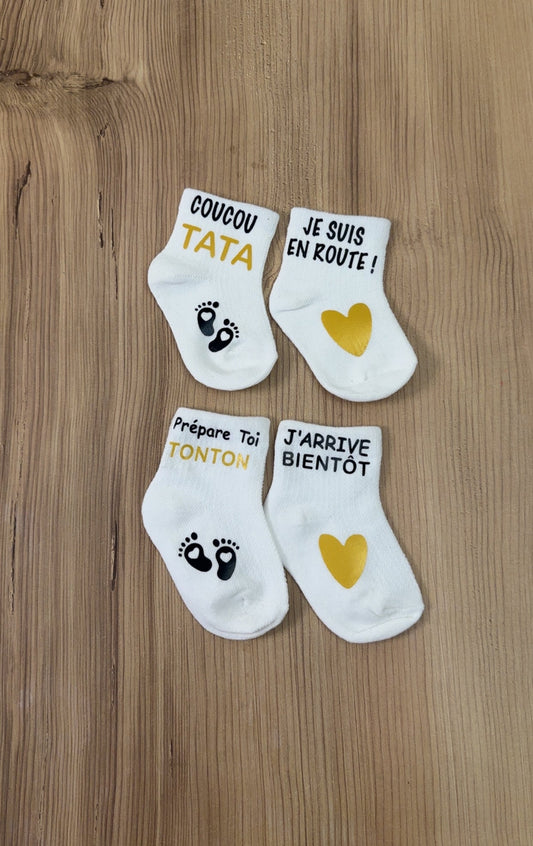 🍼 Lot de 2 paires de chaussettes annonce grossesse  futur tonton et tata – “coucou Tata je suis en route / prépare toi Tonton j’arrive bientôt ” – Cadeau révélation original 💛