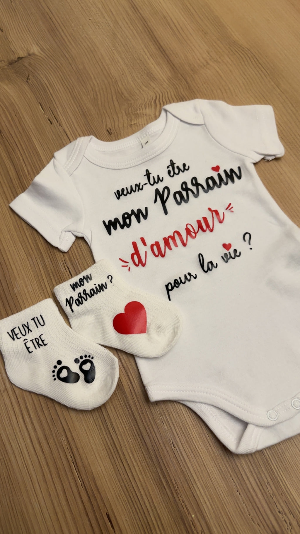 Ensemble bébé “Veux-tu être mon parrain  d’amour pour la vie ?” – Body à message et chaussettes assorties | Cadeau annonce grossesse demande parrain original