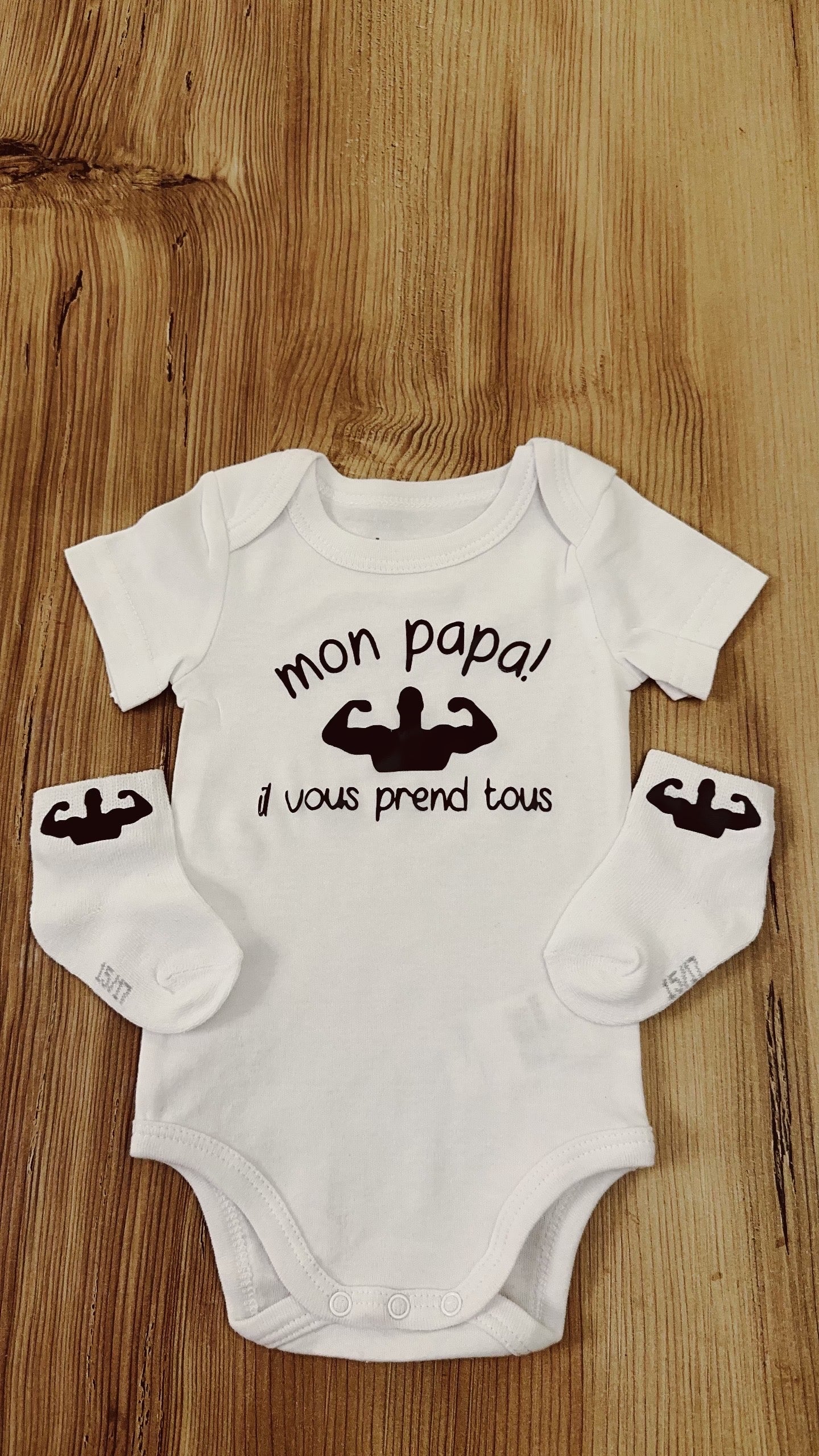Body bébé “Mon papa il vous prend tous” + chaussettes assorties – Cadeau naissance original – Idée cadeau papa bébé