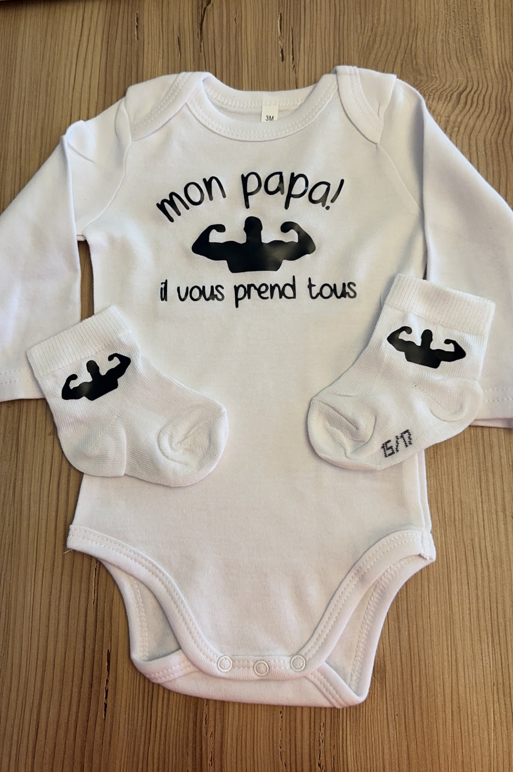 Body bébé “Mon papa il vous prend tous” + chaussettes assorties – Cadeau naissance original – Idée cadeau papa bébé