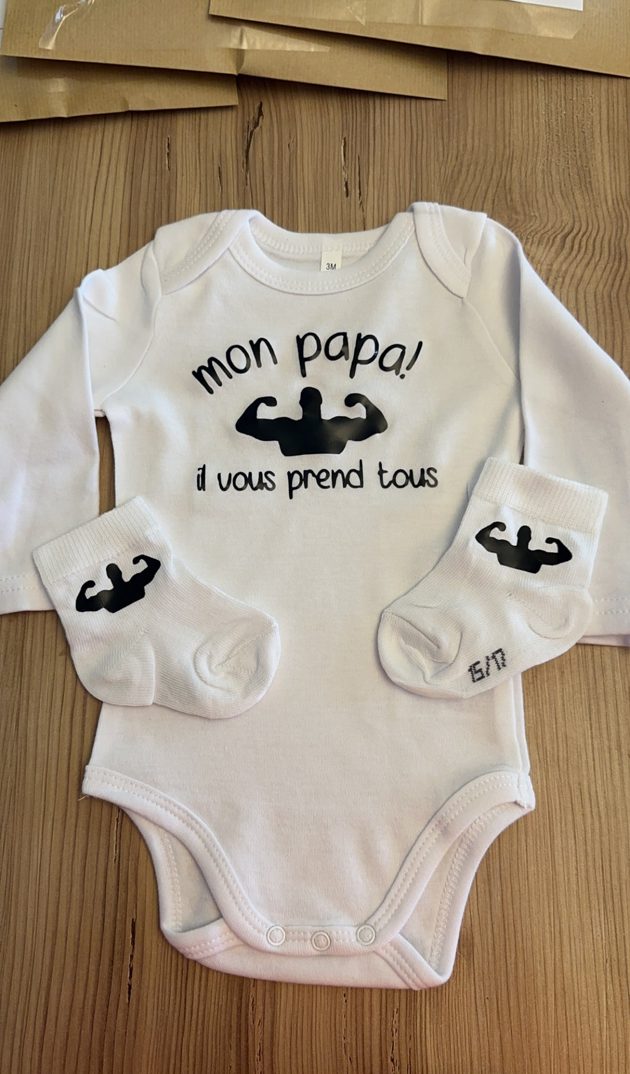Body bébé “Mon papa il vous prend tous” + chaussettes assorties – Cadeau naissance original – Idée cadeau papa bébé