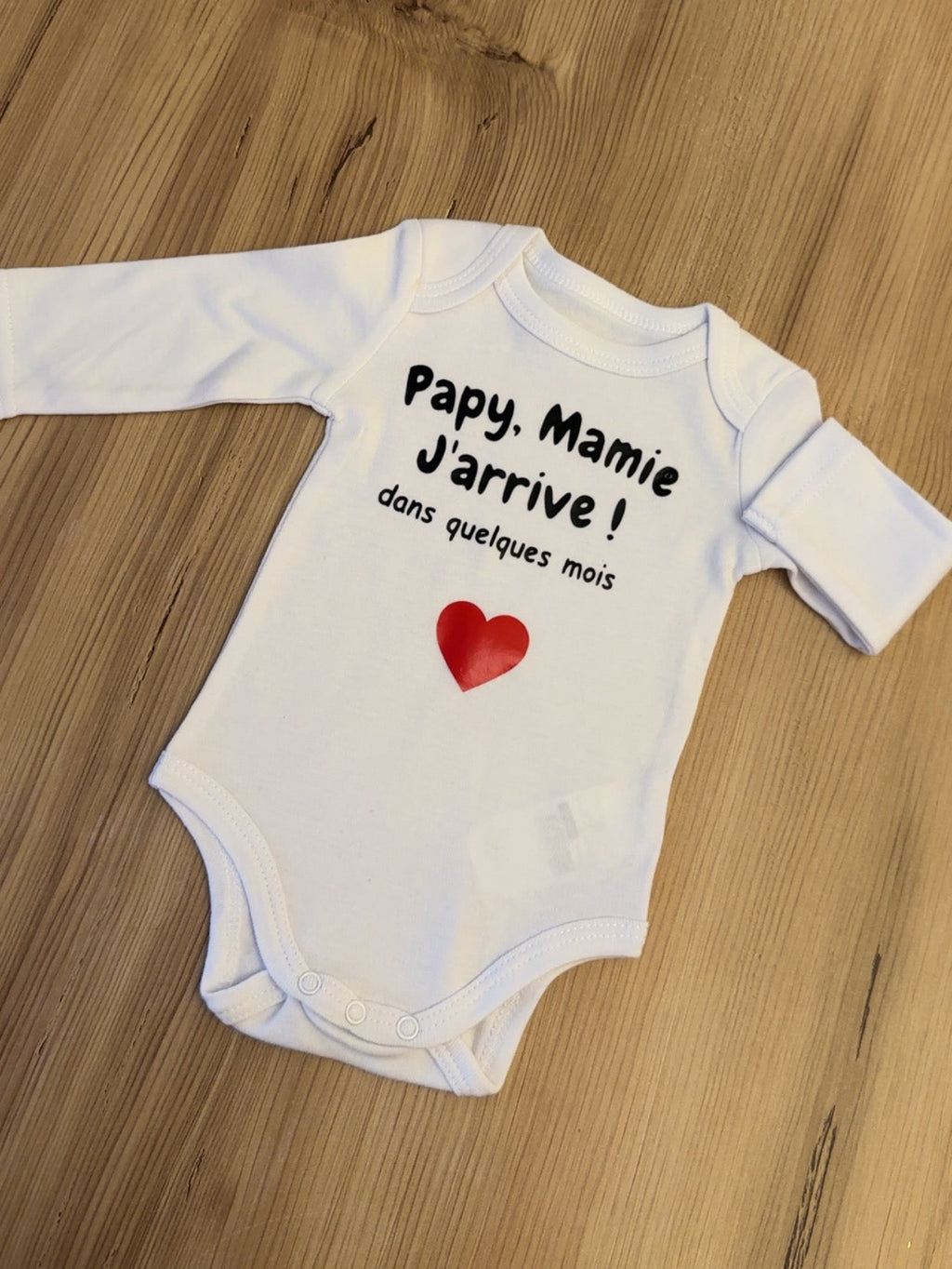 Body bébé “Papy, Mamie… j’arrive dans quelques mois ❤️” – Annonce grossesse originale et émotive