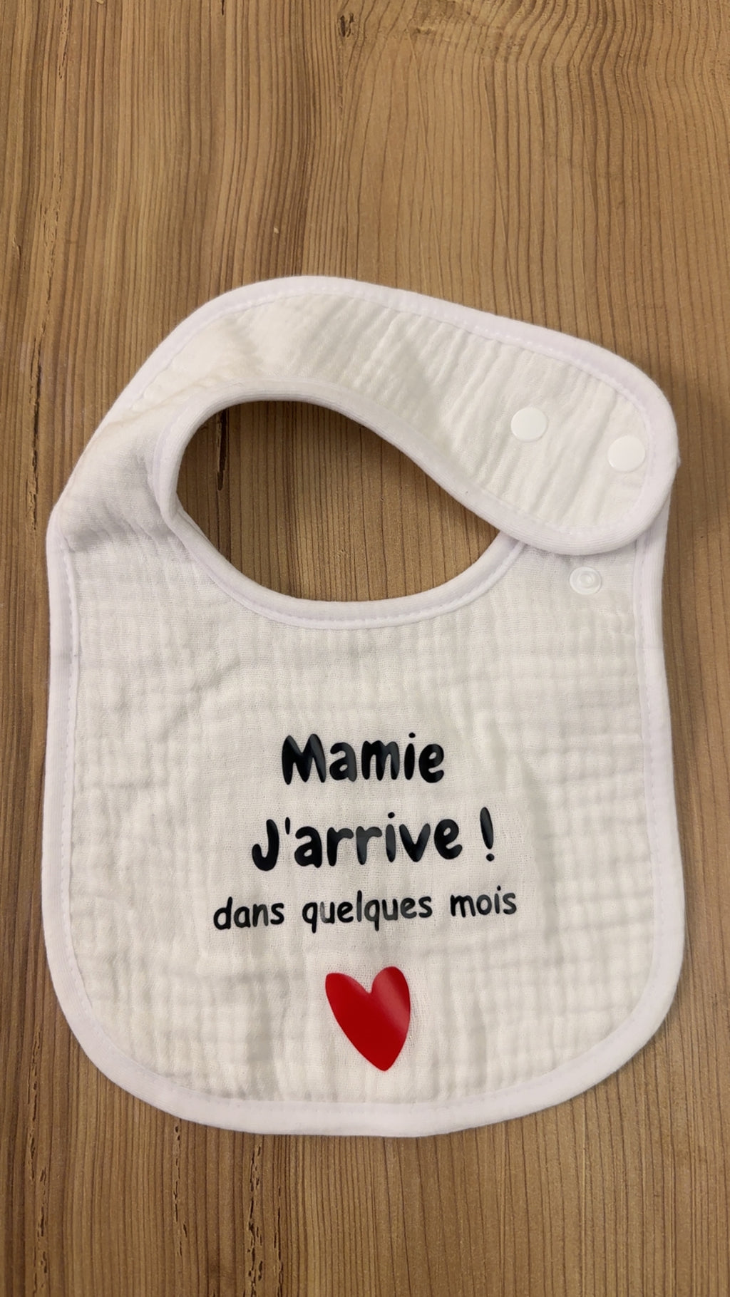 Bavoir annonce grossesse “Mamie j’arrive !” ❤️ – Cadeau future grand-mère original