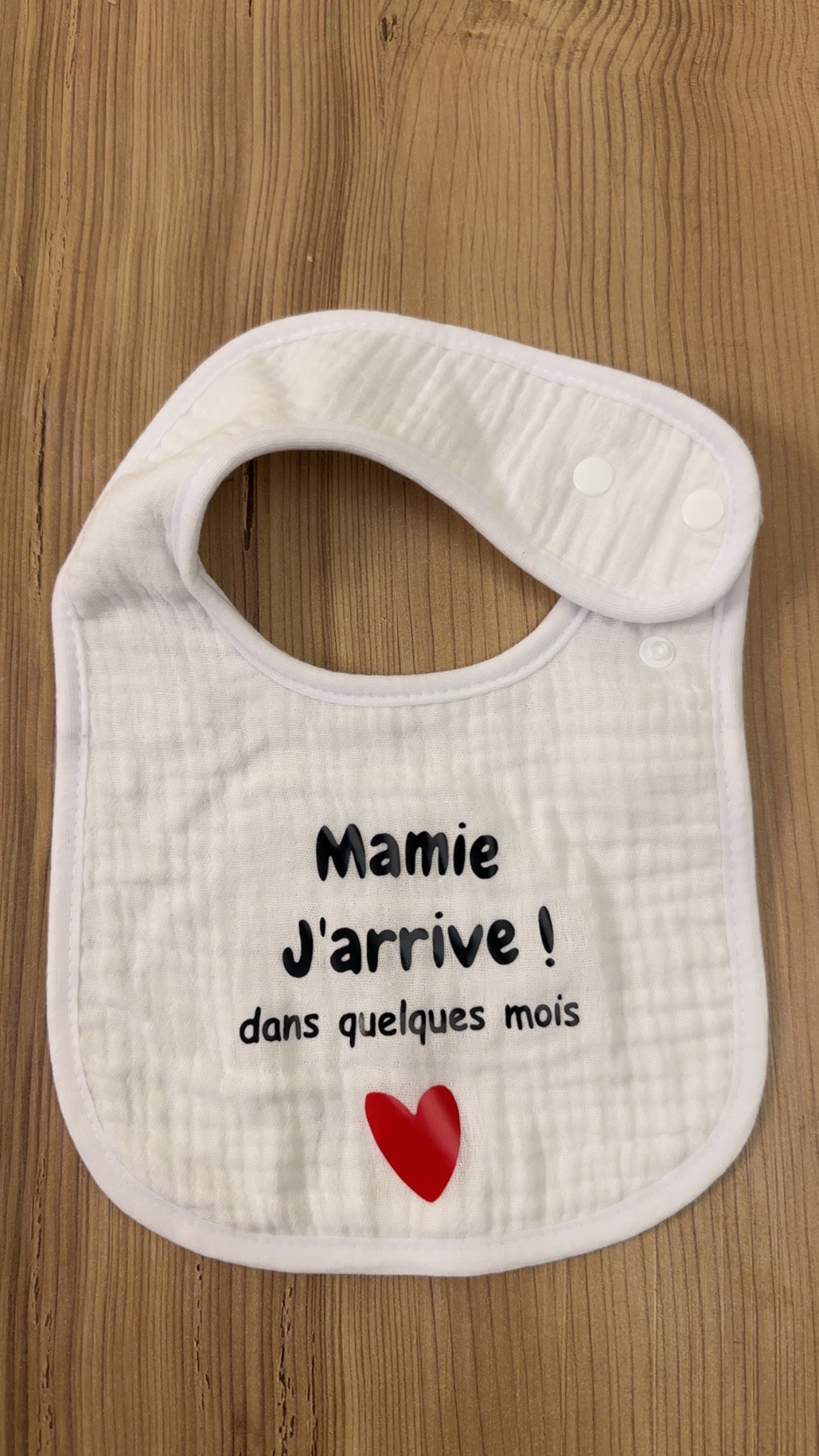Bavoir annonce grossesse “Mamie j’arrive !” ❤️ – Cadeau future grand-mère original