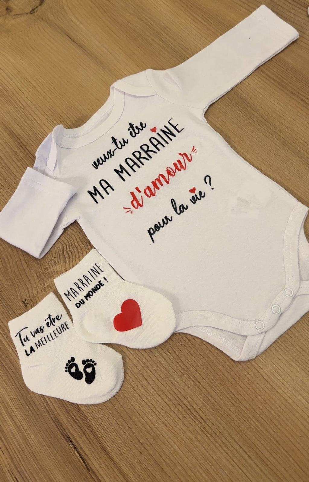 Ensemble bébé “Veux-tu être ma marraine d’amour pour la vie ?” – Body à message et chaussettes assorties | Cadeau annonce grossesse demande marraine original