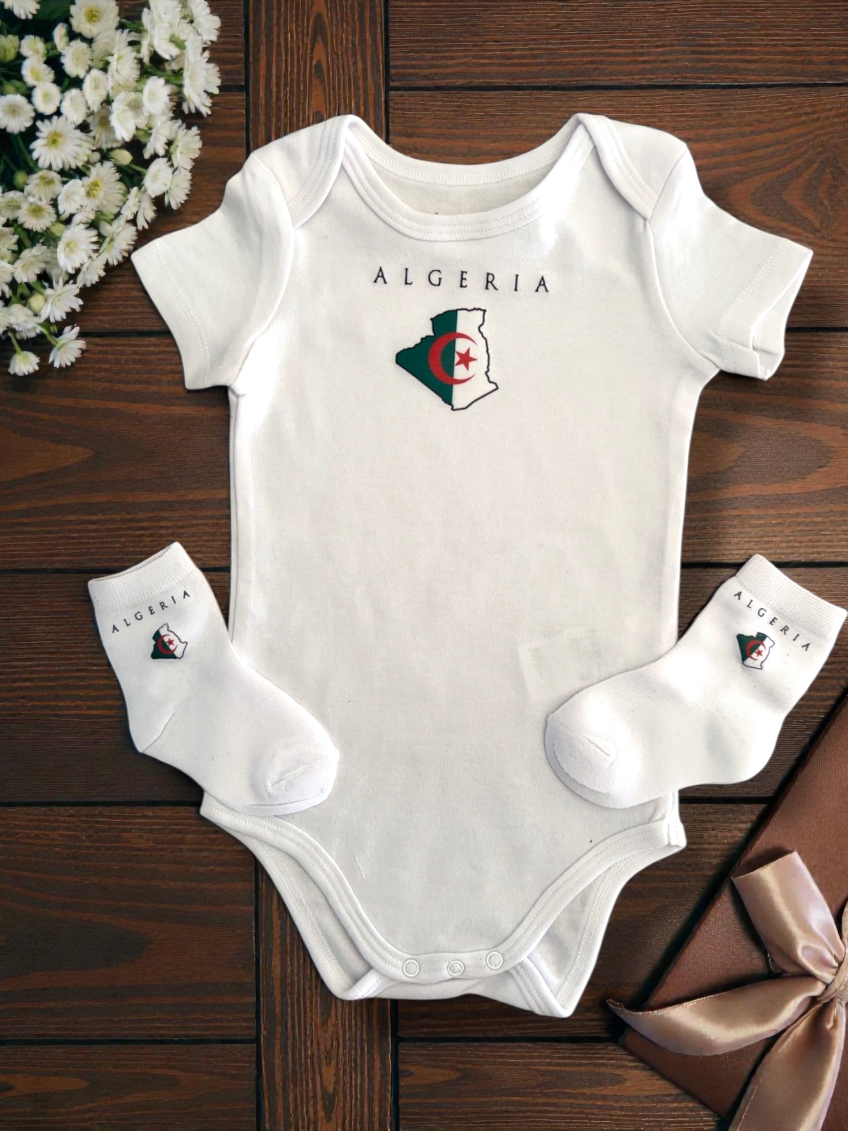 Ensemble Bébé Algérie – Body & Chaussettes Naissance – Cadeau Bébé Algérien – Tenue Bébé Drapeau Algérie – Baby Shower