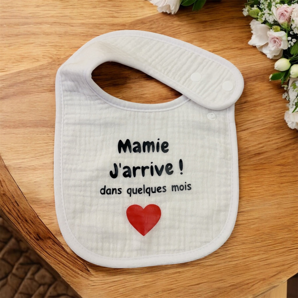 Bavoir annonce grossesse “Mamie j’arrive !” ❤️ – Cadeau future grand-mère original