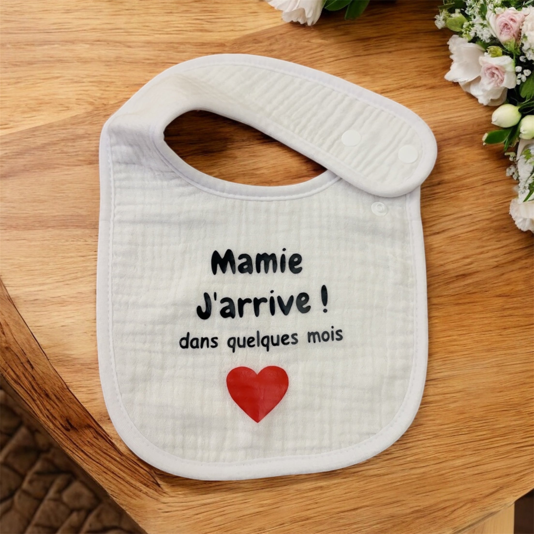 Bavoir annonce grossesse “Mamie j’arrive !” ❤️ – Cadeau future grand-mère original