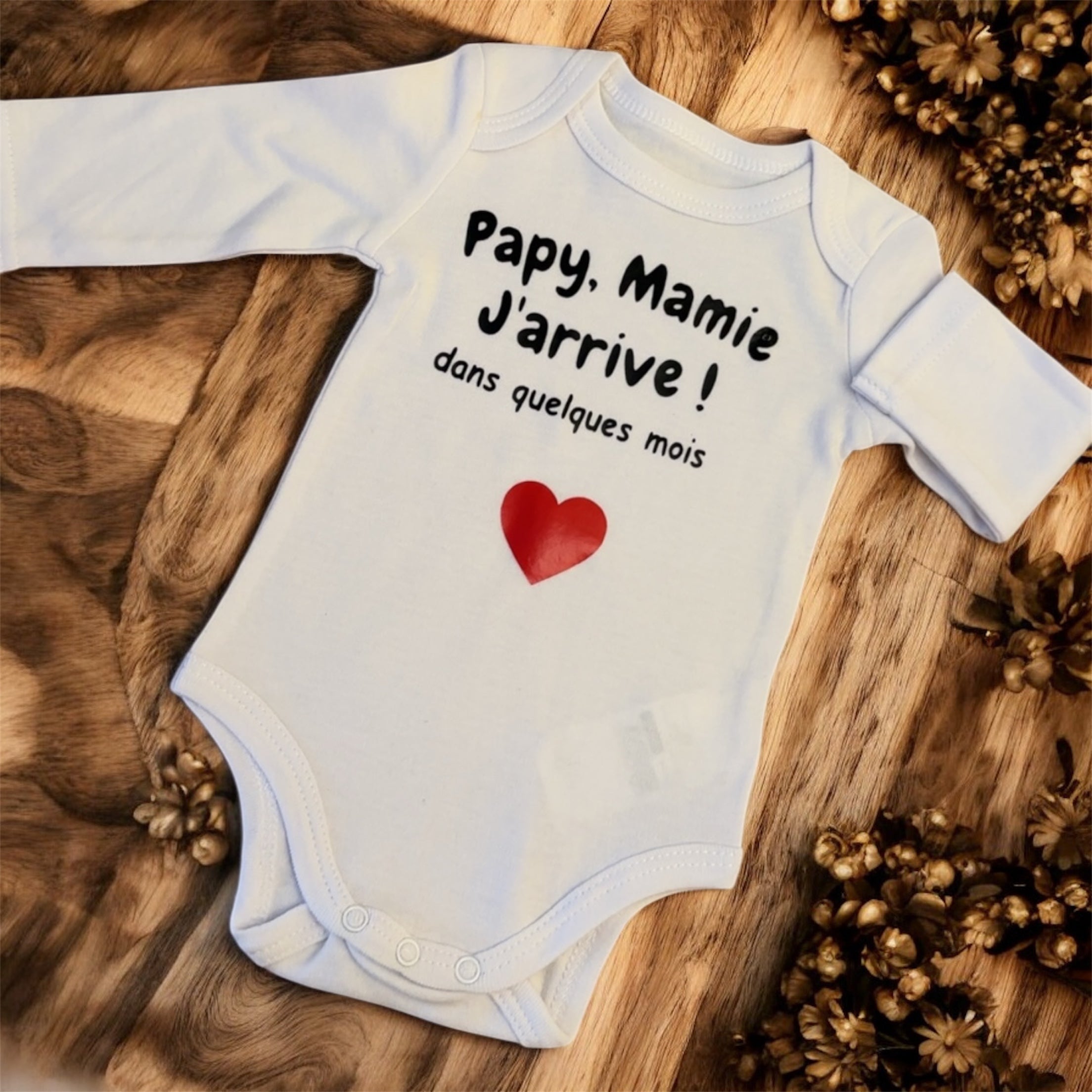 Body bébé “Papy, Mamie… j’arrive dans quelques mois ❤️” – Annonce grossesse originale et émotive