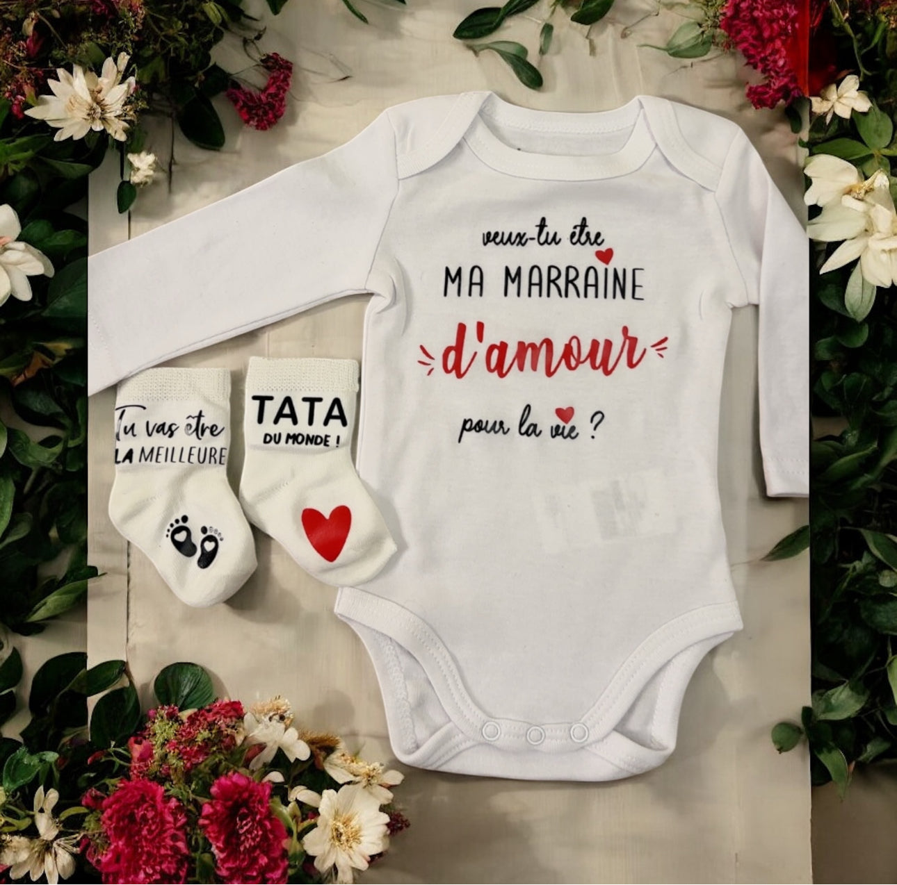 Ensemble bébé “Veux-tu être ma marraine d’amour pour la vie ?” – Body à message et chaussettes assorties | Cadeau annonce grossesse demande tata marraine original