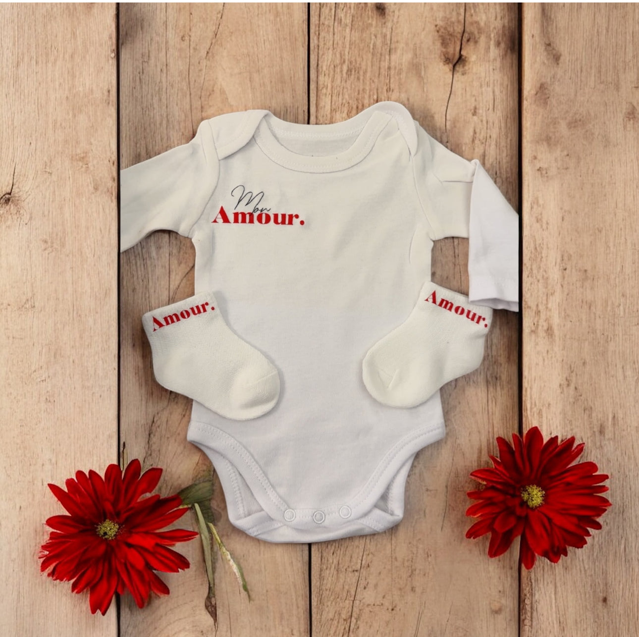 👶 Ensemble bébé « Mon Amour. » ❤️ – Body manches longues + chaussettes assorties – Cadeau naissance chic et minimaliste mixte