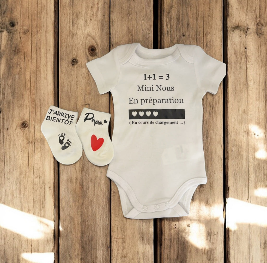 Ensemble bébé “1 + 1 = 3 – Mini nous en préparation” – Body et chaussettes assorties | Cadeau annonce grossesse cadeau original pour futur papa