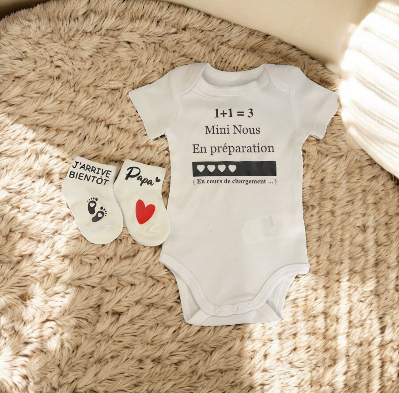 Ensemble bébé “1 + 1 = 3 – Mini nous en préparation” – Body et chaussettes assorties | Cadeau annonce grossesse cadeau original pour futur papa